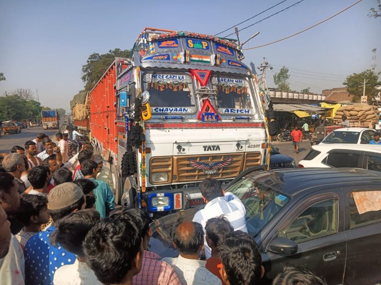 तेज रफ्तार की ट्रक ने अल्टो कार में मारी टक्कर लगा जाम लोग बाल बाल बचे