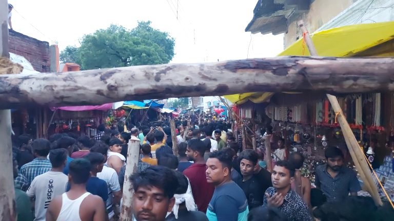 लोधेश्वर मंदिर के मुख्य द्वार के सामने आठवीं मेंहदी का जुलूस रोककर किया गया प्रदर्शन लगाए या हुशैन के नारे