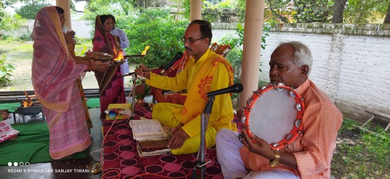 गायत्री मंत्र जाप कर गुरु पूर्णिमा पर्व पर किया गया पंच कुंडीय महायज्ञ