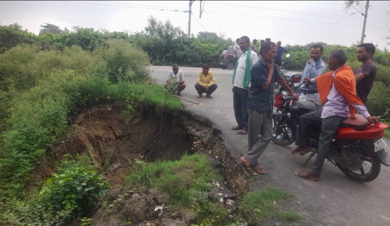 हाइवे से दाहिने मोड़ पर दुर्गापुर डामर मार्ग धस जाने से ग्रामीणों में भव्य व्याप्त