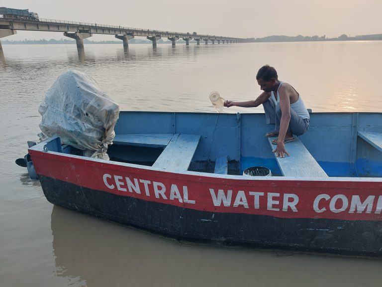 सरयू नदी खतरे के निशान से नीचे हेतमापुर में बाढ़ राहत बचाव कार्य जारी