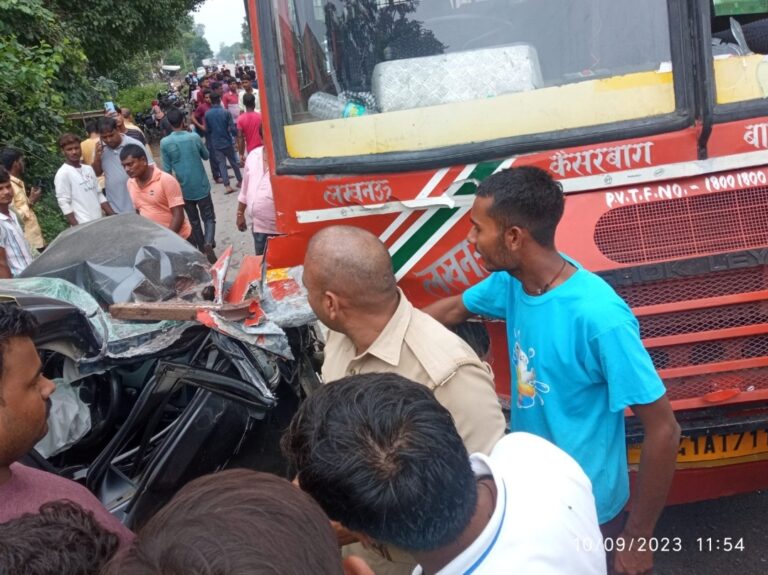 रामनगर बीएसएनल ऑफिस के पास अनियंत्रित होकर रोडवेज बस ने ब्रेजा कार में मारी टक्कर कार सवार पति पत्नी बेटी घायल