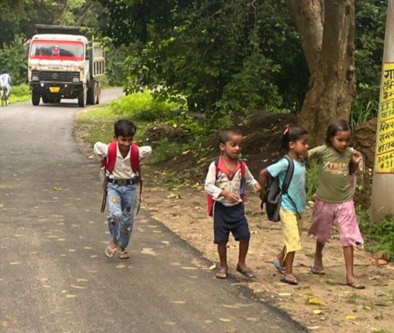 अमोली हिसामपुर में मानकों के विपरीत खुदाई कर रेलवे का परमिशन कराकर बेची जा रही अवैध तरीके से पीली मिट्टी एसडीएम बेखबर