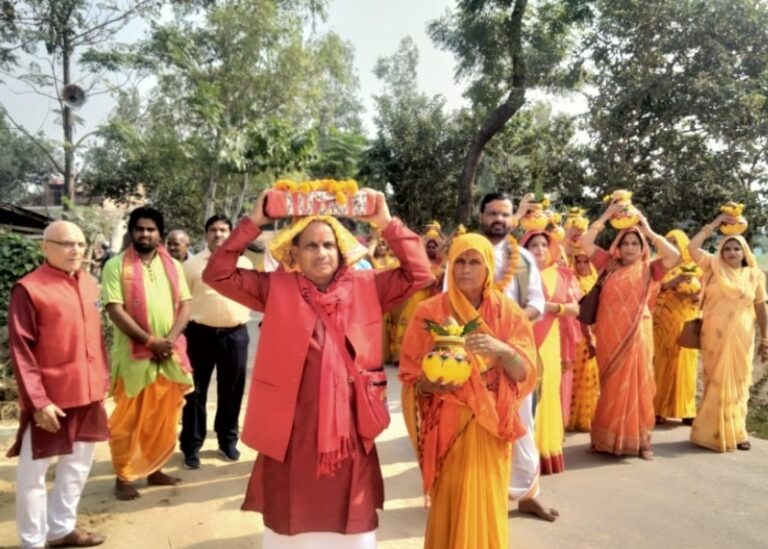 निकाली गई भव्य कलश यात्रा भागवत कथा में उमड़ी श्रद्धालुओं की भीड़ 