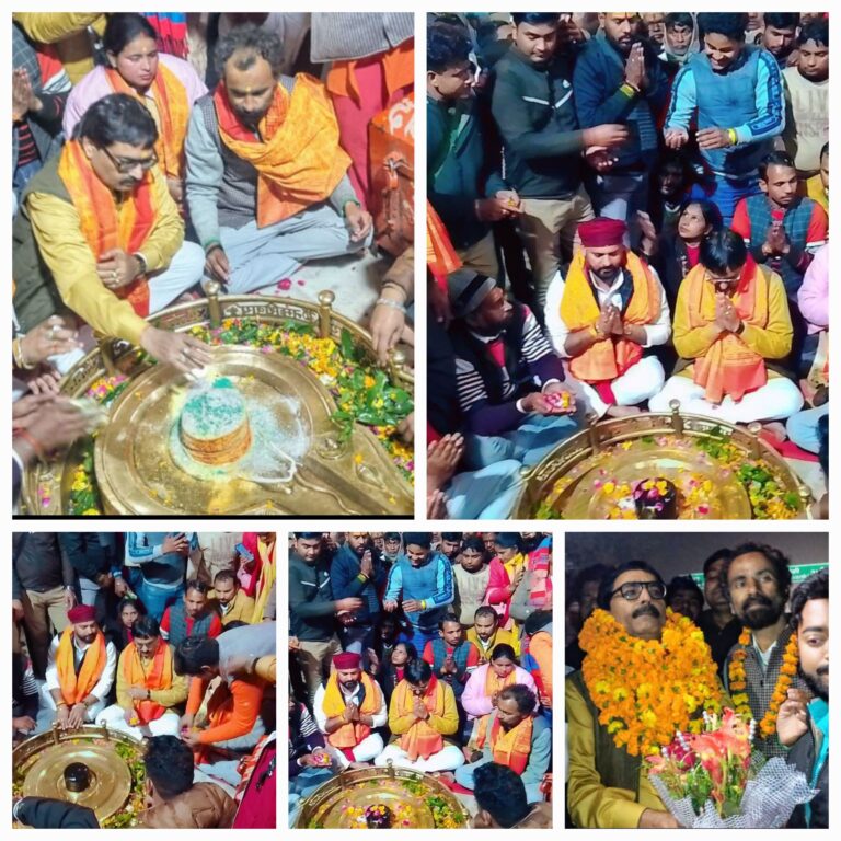 पदयात्रा कर नवाबगंज विधायक ने पूर्व ब्लॉक प्रमुख राजन सिंह के साथ लोधेश्वर महादेव का किया जलाभिषेक