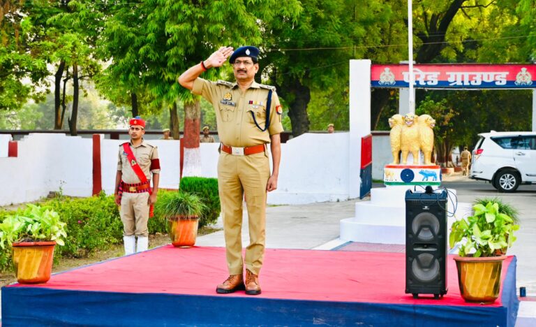 पुलिस अधीक्षक द्वारा साप्ताहिक परेड की सलामी लेने के पश्चात परेड का निरीक्षण कर सम्बन्धित को आवश्यक दिशा-निर्देश दिए