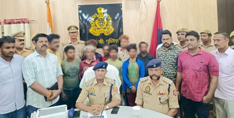 स्वाट सर्विलांस व थाना कोतवाली नगर की संयुक्त पुलिस टीम द्वारा डकैती चोरी की योजना बना रहे आठ लोगों को चन्दन की लकड़ी, स्मैक व तमंचा के साथ किया गया गिरफ्तार