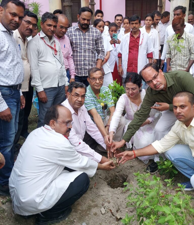 एनएमओ ने जिला चिकित्सालय बाराबंकी में आयोजित किया वृहद वृक्षारोपण 