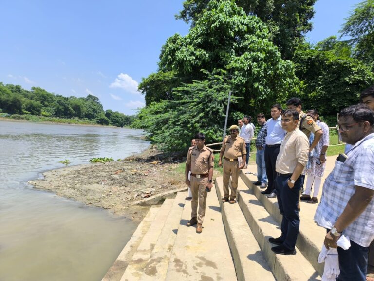 जिलाधिकारी ने पौराणिक अवशानेश्वर् महादेव मन्दिर के घाटों का किया निरीक्षण