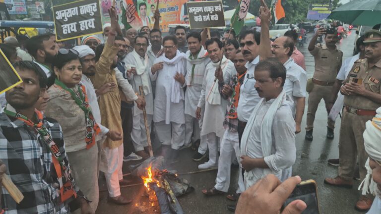 कांग्रेसियों ने भाजपा नेता अनुराग ठाकुर का बाराबंकी में पुतला फूंक कर जताया विरोध