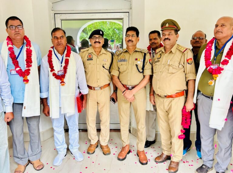 बाराबंकी रिजर्व पुलिस लाइन्स में सेवानिवृत्त होने वाले 10 पुलिसकर्मियों की ससम्मान एस पी ने की विदाई 