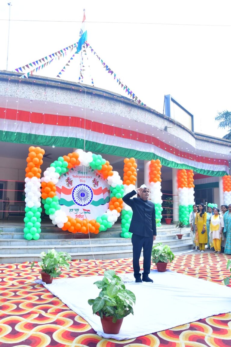 स्वतंत्रता दिवस पर जिला अधिकारी सत्येंद्र कुमार ने कलेक्ट्रेट परिसर में किया ध्वजारोहण