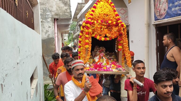 श्रीरामजानकी ठाकुरद्वारा मंदिर के सेवादारों ने नगर में निकाला कन्हैया डोल 