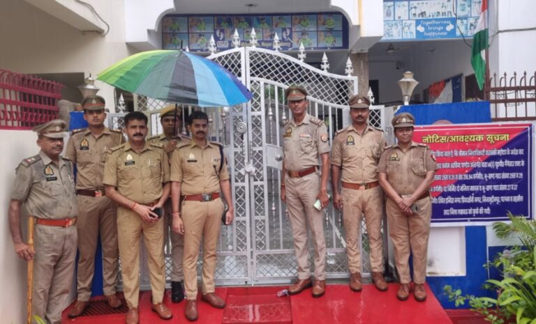 बाराबंकी पुलिस प्रशासन नें धोखाधड़ी व जालसाजी करने वाले गिरोह के सक्रिय सदस्य की पांच करोड़ बीस लाख रुपये की संपत्ति गैंगस्टर एक्ट के तहत किया कुर्क