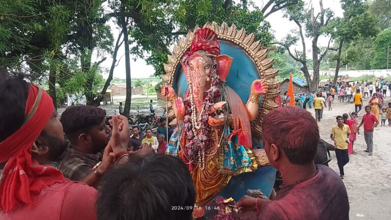 महादेवा से गाजे बाजे के साथ निकली गजानन की विसर्जन की शोभायात्रा