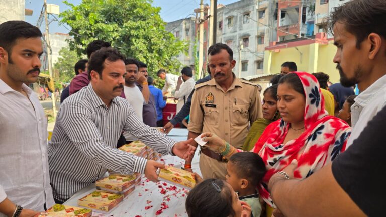 दीपावली पर दो हजार परिवारों में मिठाई पहुंचाकर फर्रुखाबाद विकास मंच ने घोली मिठास