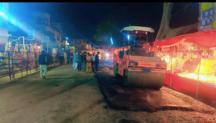 लोधेश्वर महादेवा में कांवरियों का जलाभिषेक जारी, डीएम के निर्देश पर रातों-रात बनी सड़क