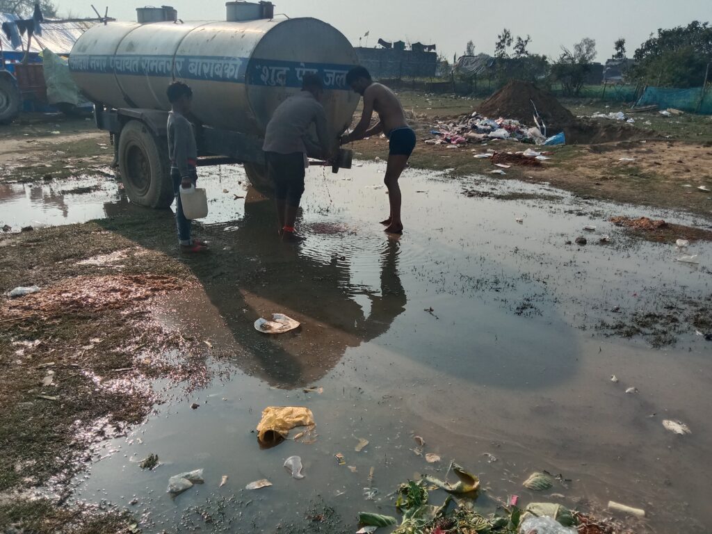 लोधेश्वर महादेवा मेले में कीचड़ बनी परेशानी, कांवरियों को हो रही दिक्कत