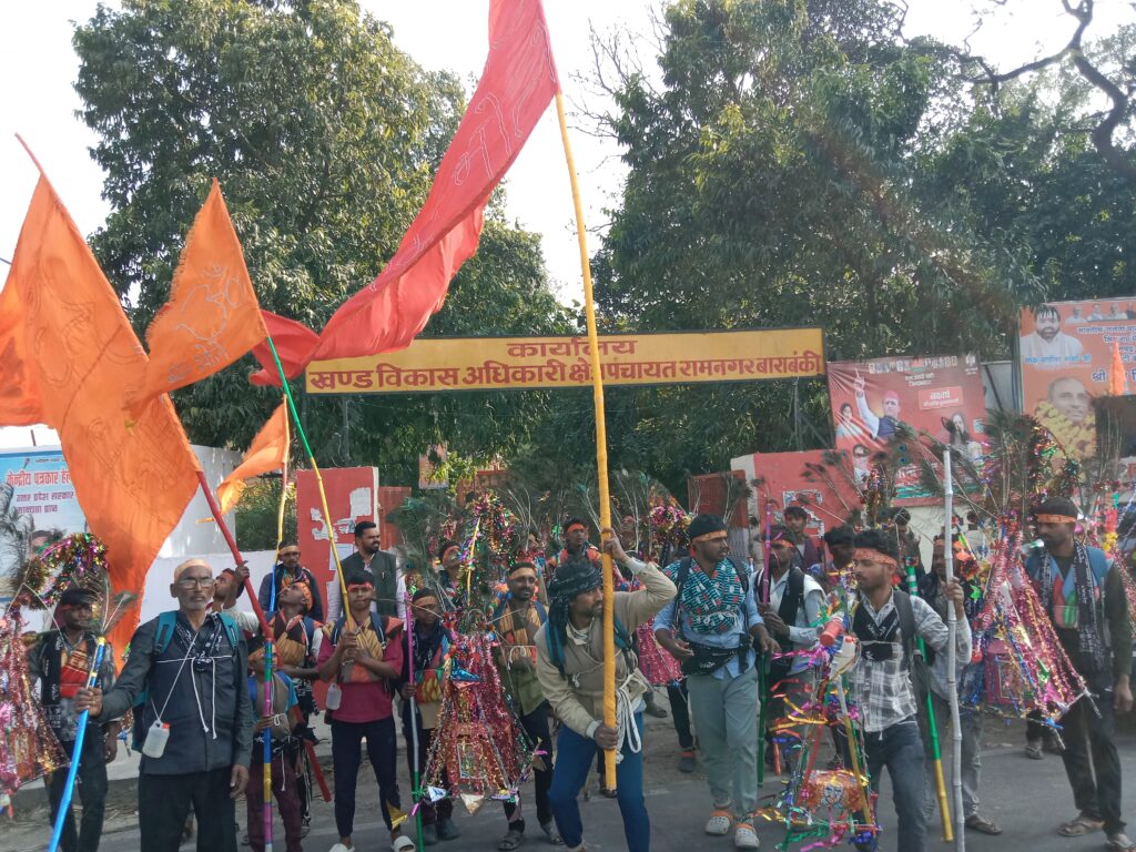 लोधेश्वर महादेवा में श्रद्धालुओं ने किया जलाभिषेक, हवन-पूजन कर मांगी क्षमा; मेला हल्का रहने से दुकानदार मायूस