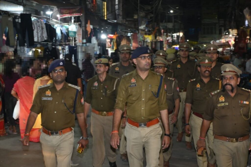 त्योहारों को लेकर बाराबंकी में कड़ी सुरक्षा व्यवस्था एसपी अर्पित विजयवर्गीय ने निकाला फ्लैग मार्च, बाजारों और होलिका दहन स्थलों पर बढ़ी निगरानी!