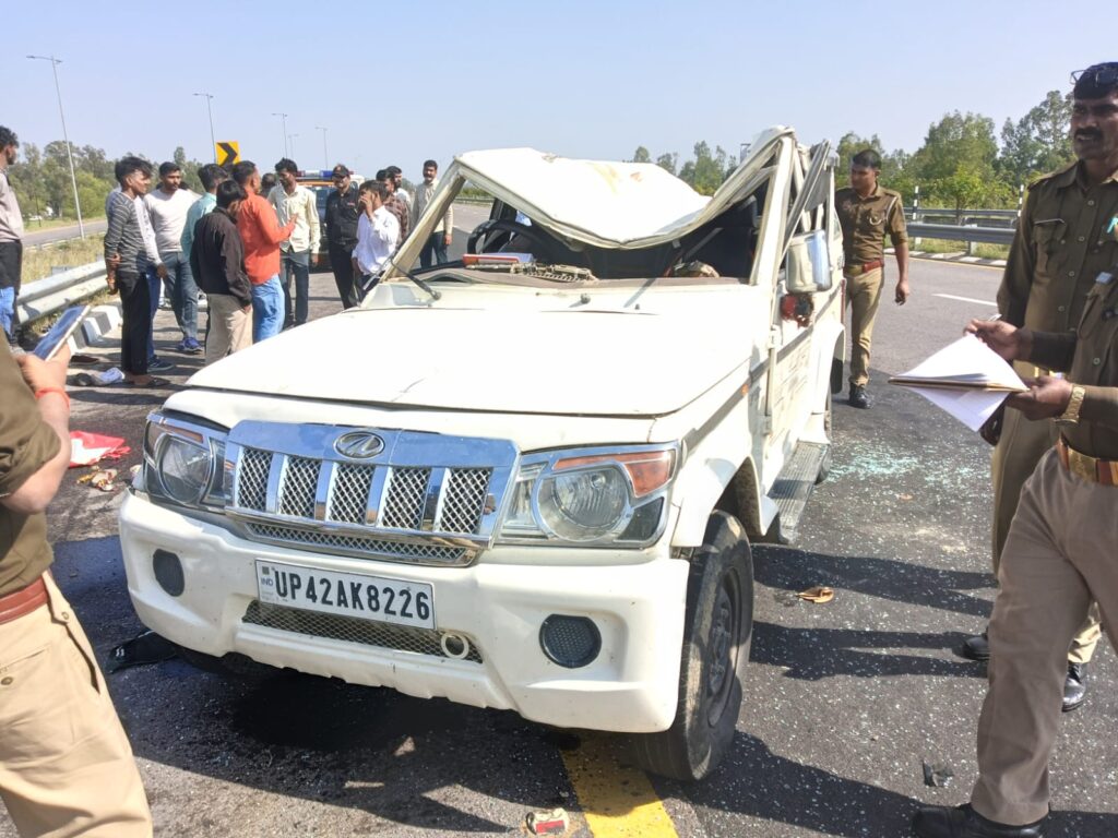 सड़क हादसा- पूर्वांचल एक्सप्रेस-वे पर दोपहर में बड़ा हादसा-टायर फटने से पलटी बोलेरो, 3 की मौत, कई घायल!
