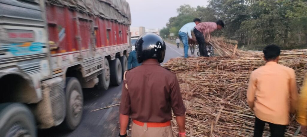हाइवे पर पलटी गन्ना लदी ट्रैक्टर-ट्रॉली, दो घंटे जाम से जूझते रहे राहगीर