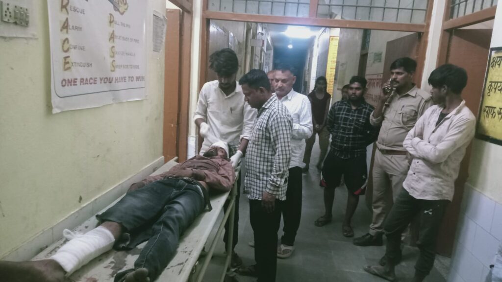 तेज रफ्तार वाहन की टक्कर से बाइक सवार दो युवक गंभीर, जिला अस्पताल रेफर