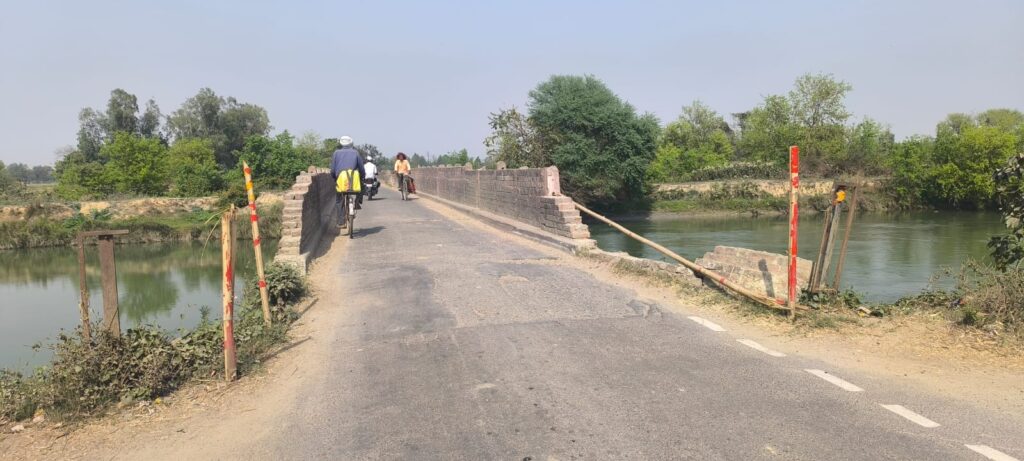 बांस गायब, बेरिया डबल नहर पुल पर बढ़ा हादसे का खतरा