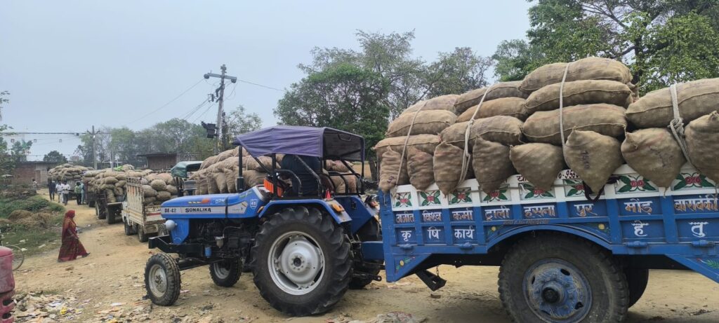 कोल्ड स्टोरेज पर उमड़ी भीड़, लंबी कतारों में फंसे किसान