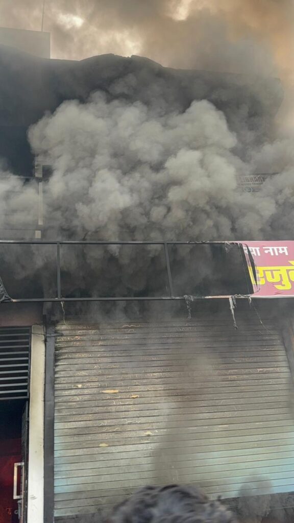 बाराबंकी: कोचिंग सेंटर व लाइब्रेरी में भीषण आग, लाखों का नुकसान!