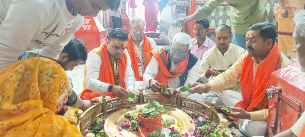 लोधेश्वर महादेव में विहिप नेताओं ने किया जलाभिषेक, समरसता का दिया संदेश
