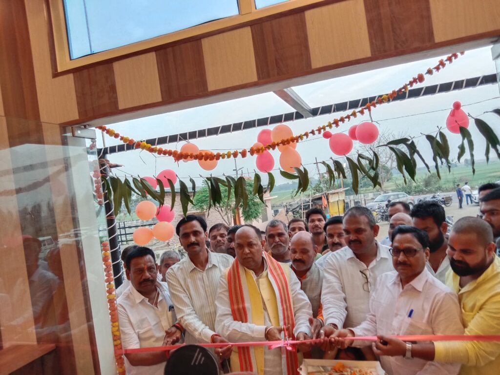 श्री नीलकंठ फैमिली ढाबा का हुआ शुभारंभ, पूर्व विधायक शरद अवस्थी ने फीता काटकर किया उद्घाटन