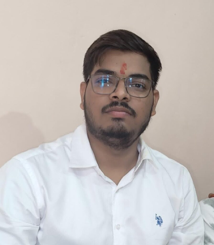 किसान के बेटे अभिषेक वर्मा बने आयकर अधिकारी, क्षेत्र में खुशी की लहर