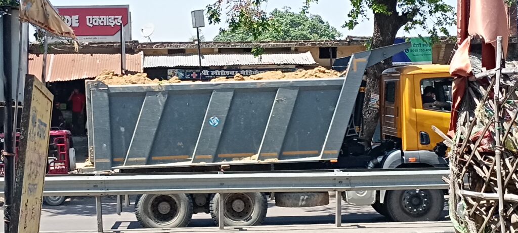 रामनगर में अवैध मिट्टी खनन का खेल, ओवरलोडेड डंपरों से सड़कों पर दौड़ रहा खतरा