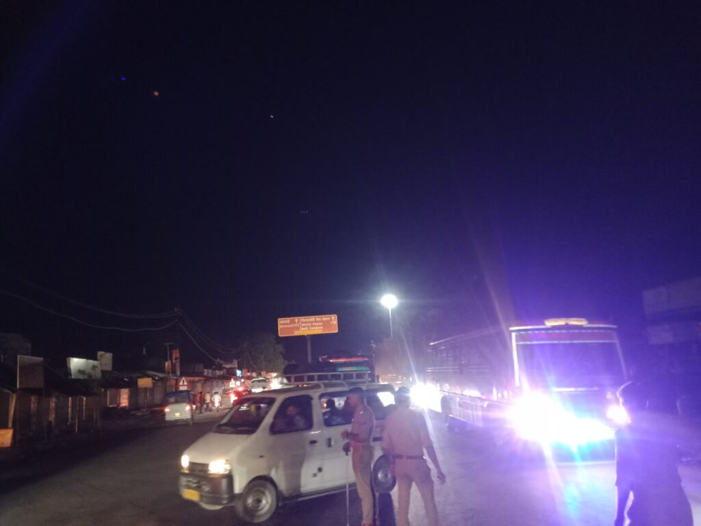 रामनगर में पुलिस की मुस्तैदी से संभली यातायात व्यवस्था असैनी मोड़ पर एलपीजी टैंकर हादसे से लगा जाम, कोतवाल अनिल कुमार पांडेय की सराहनीय पहल