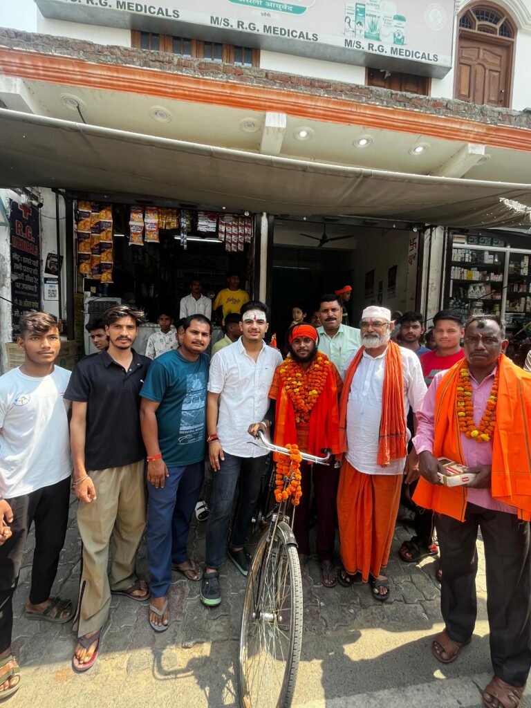 साइकिल से केदारनाथ-पशुपतिनाथ की यात्रा पर निकले आदित्य