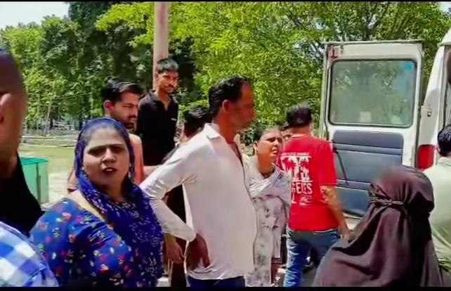 आवारा कुत्तों के झुंड ने मासूम को नोचा, इलाज के दौरान मौत, नगर निगम की व्यवस्थाओं पर उठे सवाल !