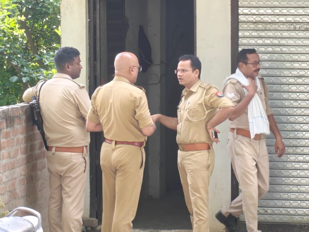 रामनगर में देसी शराब की दुकान का शटर तोड़कर लाखों की चोरी, सीसीटीवी में कैद हुई वारदात
