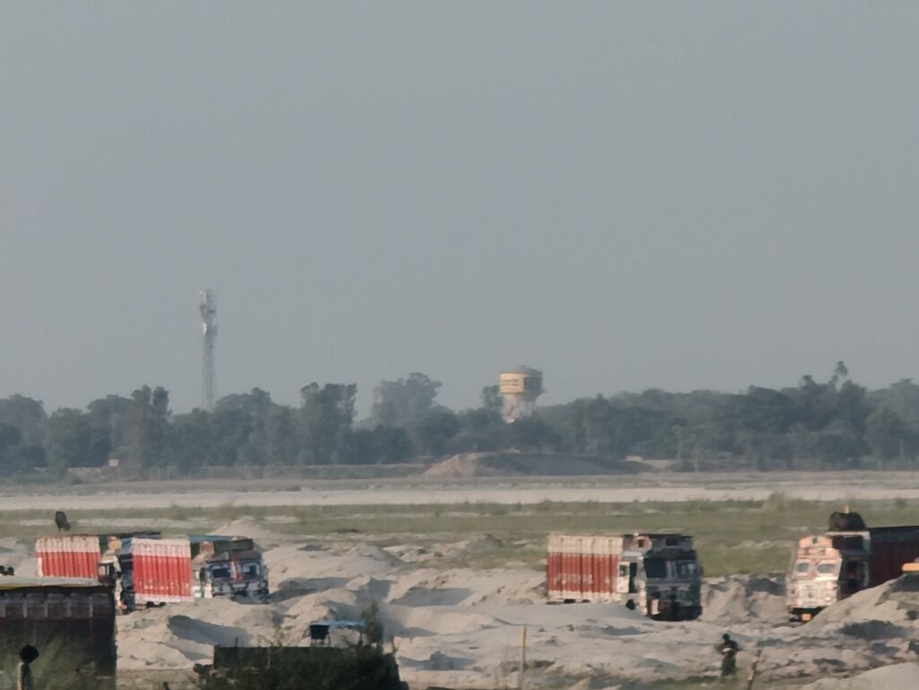 सिसौंडा के पास एक माह से जारी है बालू खनन, बांध मार्ग भी हुआ क्षतिग्रस्त