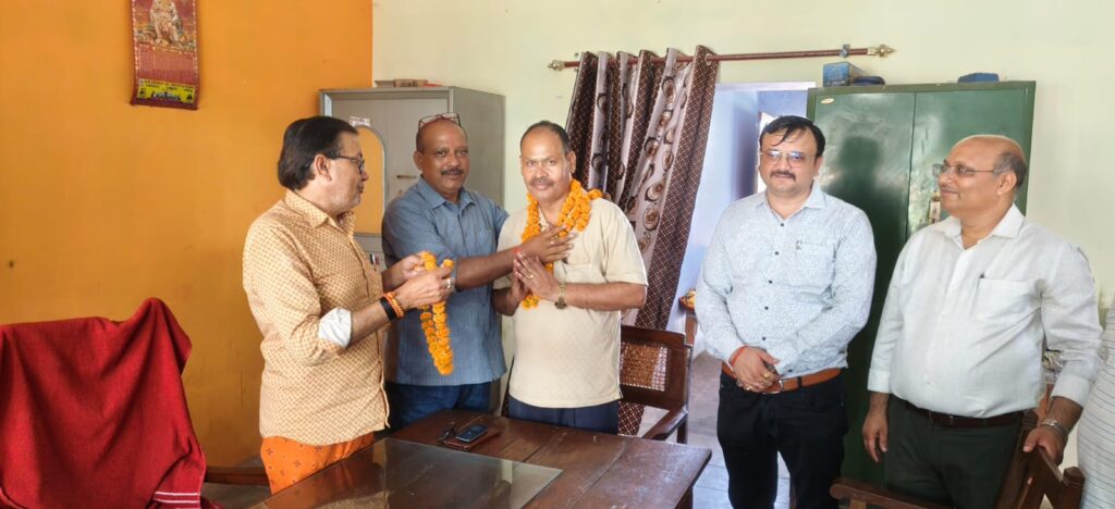 उच्च न्यायालय से राहत मिलने पर डॉ. अखिलेश वर्मा ने संभाला कार्यभार