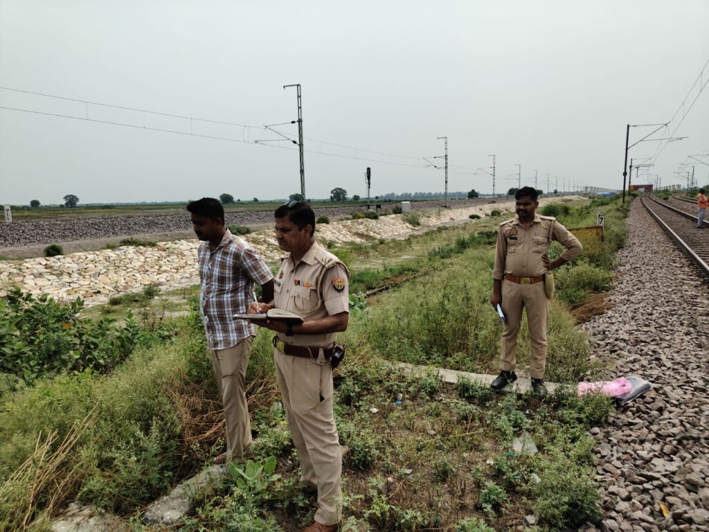 रेलवे ट्रैक किनारे युवक का शव मिलने से सनसनी, पहचान में जुटी पुलिस