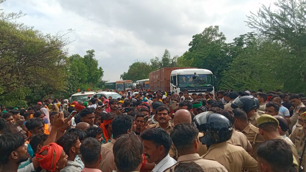 छात्र की संदिग्ध मौत पर बवाल, हाईवे जाम के दौरान पथराव; इंस्पेक्टर समेत आधा दर्जन पुलिसकर्मी घायल