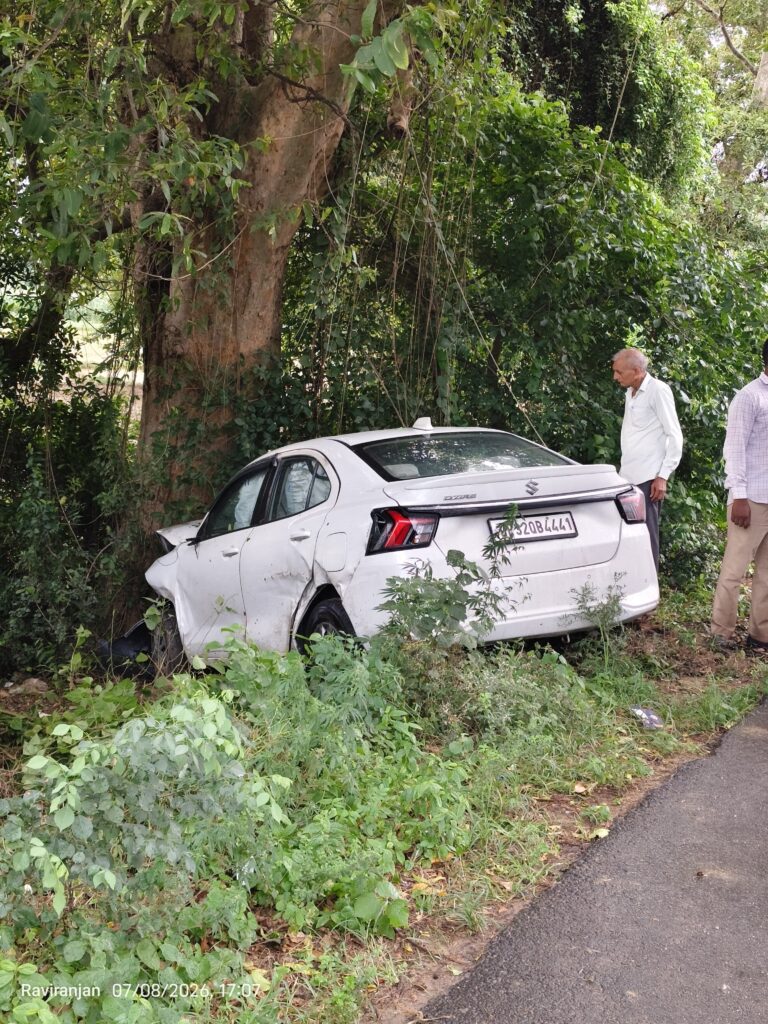 कार की टक्कर से बाइक सवार दंपती समेत मासूम घायल, जिला अस्पताल रेफर