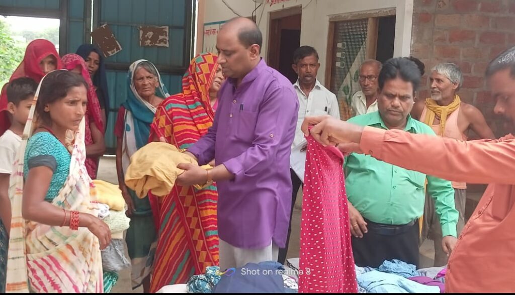गरीब बस्ती में कपड़ा वितरण, राष्ट्रीय जागरण मंच का सराहनीय प्रयास !