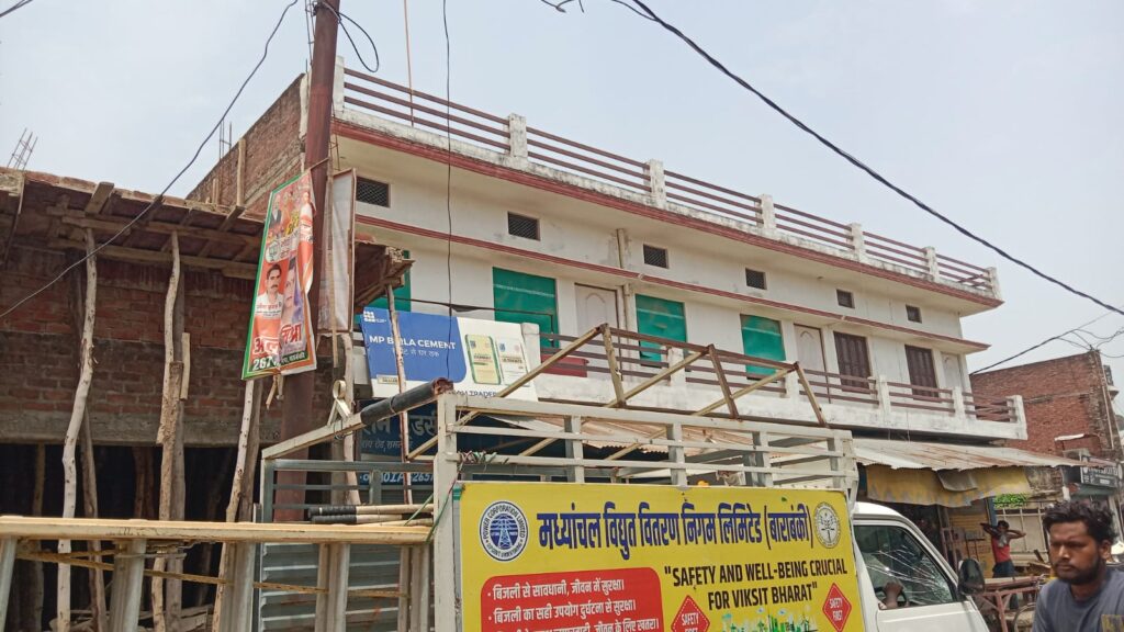 चार घंटे गुल रही बिजली, सप्लाई आते ही पोल में लगी आग, अफसरों के फोन भी रहे बंद