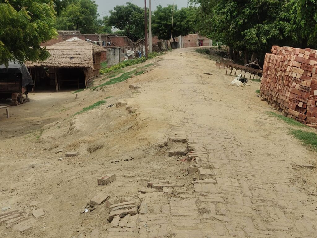 घाघरा तटबंध का जर्जर खड़ंजा बना मुसीबत, बाढ़ से पहले मरम्मत की मांग