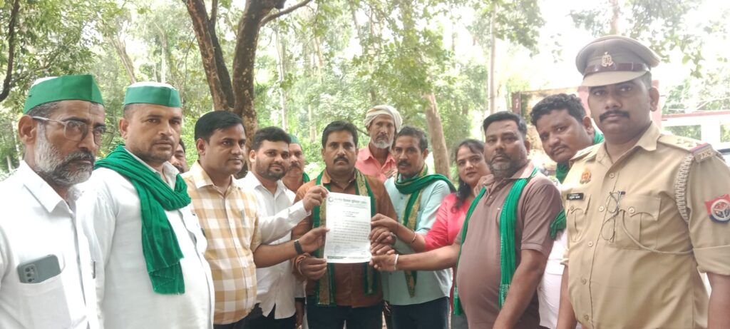 छात्रों पर लाठीचार्ज के विरोध में संयुक्त मोर्चे का प्रदर्शन, राज्यपाल के नाम सौंपा ज्ञापन !
