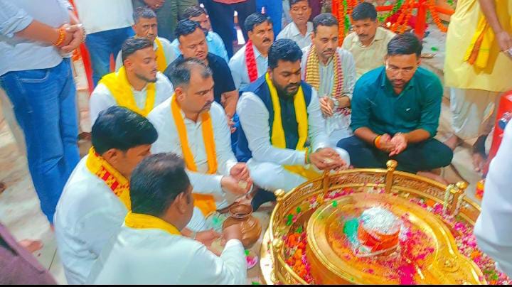 लोधेश्वर महादेवा में सुहेलदेव भारतीय समाज पार्टी के राष्ट्रीय महासचिव ने किया जलाभिषेक