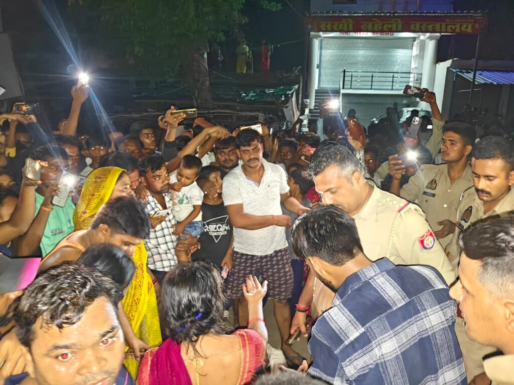 मासूम की मौत पर फूटा गुस्सा, शव रखकर लगाया जाम; पुलिस के खिलाफ नारेबाजी