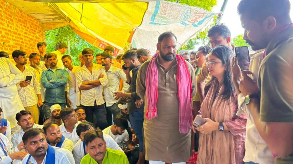 पीड़ित परिवार के दरवाजे पर पहुंचा सपा-PDA, सुनी दर्द की दास्तां !